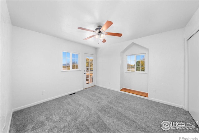 carpeted empty room featuring ceiling fan