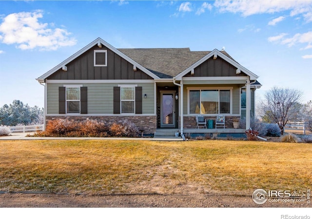 craftsman inspired home featuring a front yard and covered porch