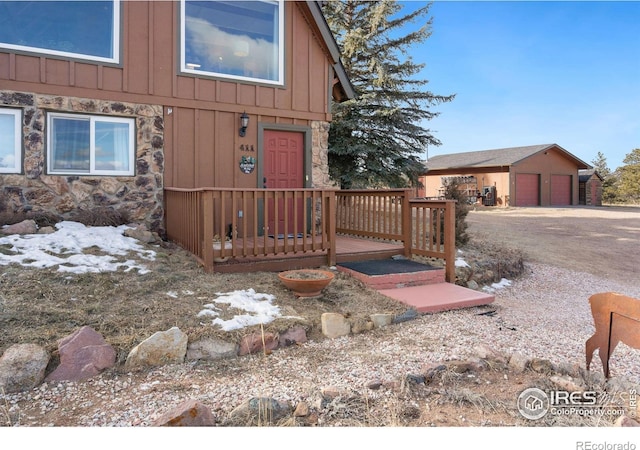 view of front of home featuring an outdoor structure and a garage