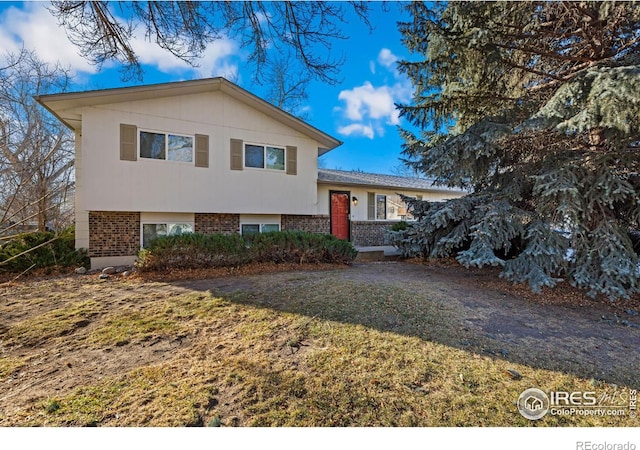 split level home featuring a front lawn