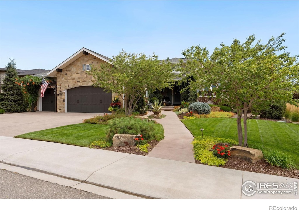 view of front of property featuring a front lawn and a garage