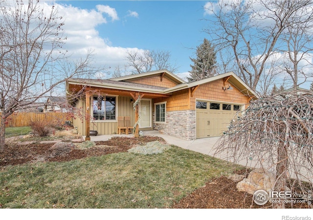 view of front of house featuring a garage and a front yard