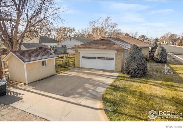 ranch-style home featuring a front lawn