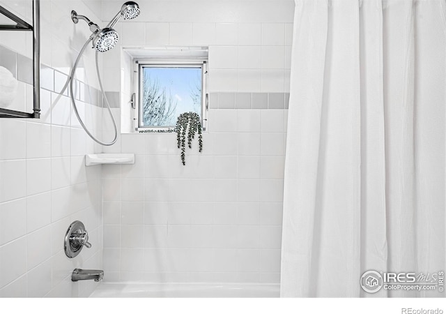 room details with shower / bathtub combination with curtain