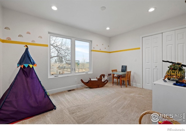 rec room featuring carpet, visible vents, baseboards, and recessed lighting