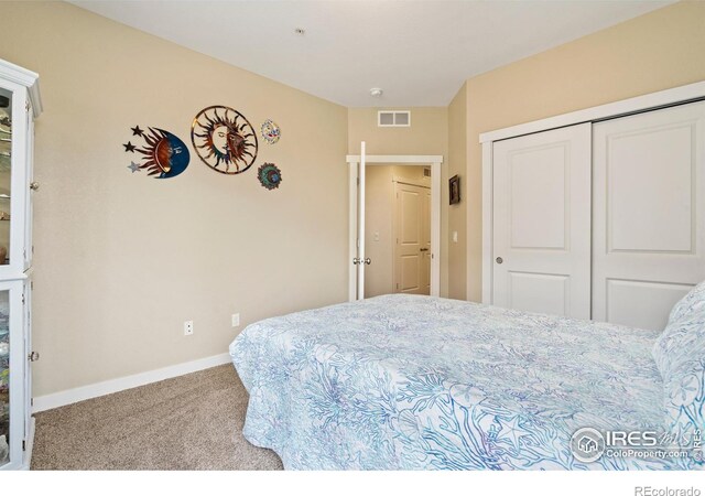 bedroom featuring carpet flooring and a closet