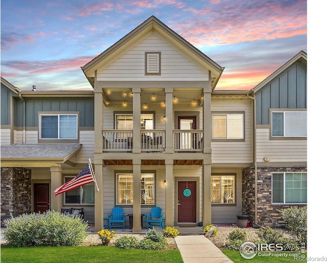 view of front of home featuring a balcony