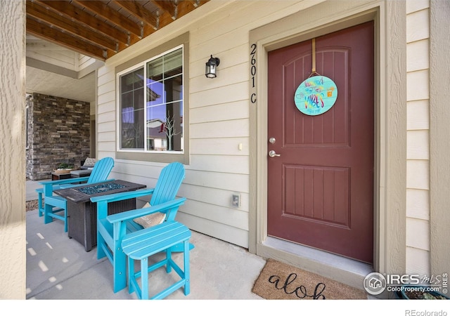 property entrance featuring a porch