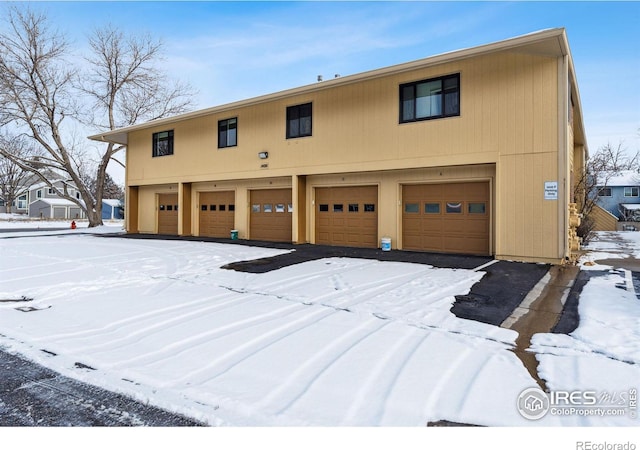 view of front facade featuring a garage