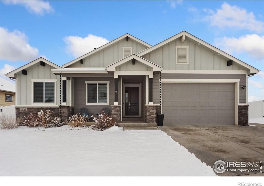 craftsman house featuring a garage