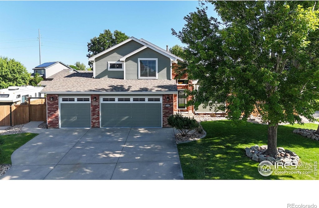 view of front facade featuring a front lawn and a garage