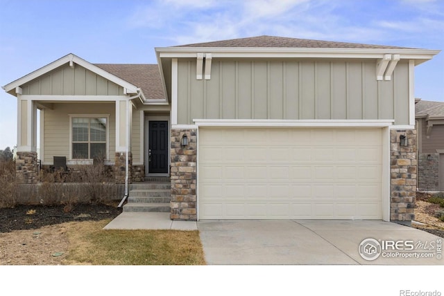 view of front facade featuring a garage