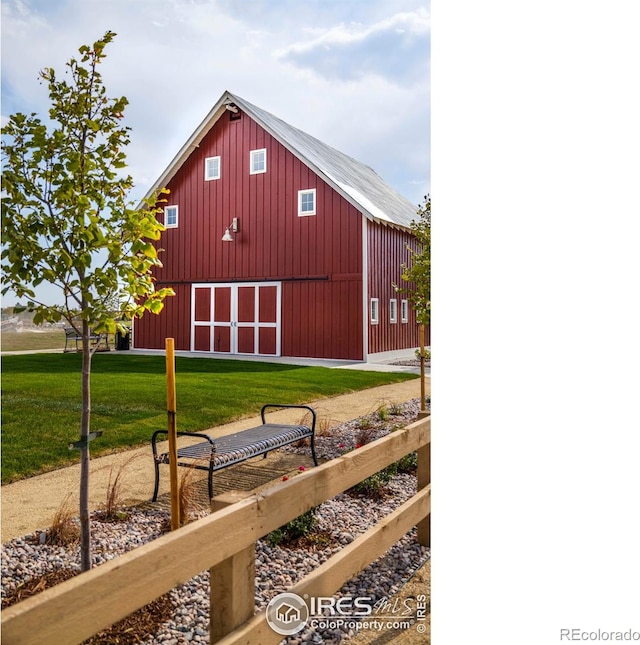 view of barn with a yard