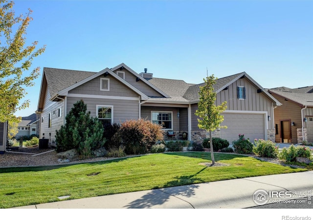 craftsman house featuring a front lawn and a garage