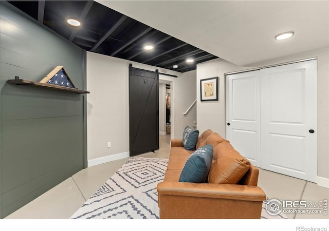 living room featuring a barn door