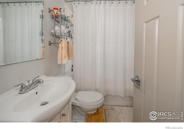 full bathroom featuring shower / bath combo with shower curtain, vanity, and toilet