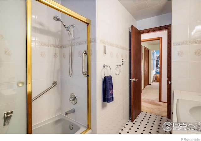 bathroom with tiled shower / bath and tile walls