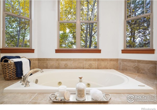 bathroom featuring tiled tub