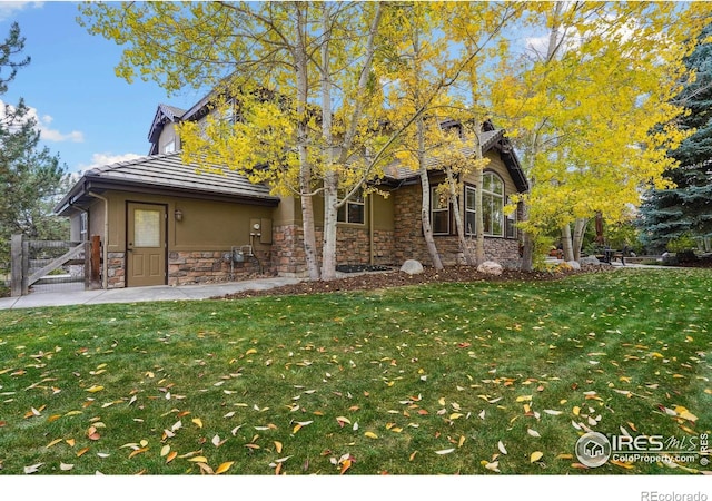 view of front of property featuring a front yard