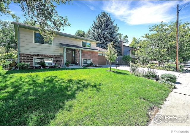 bi-level home featuring a front yard