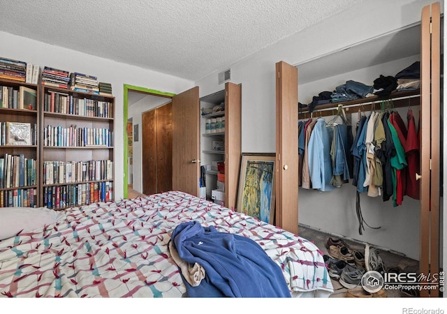 bedroom featuring a textured ceiling and a closet