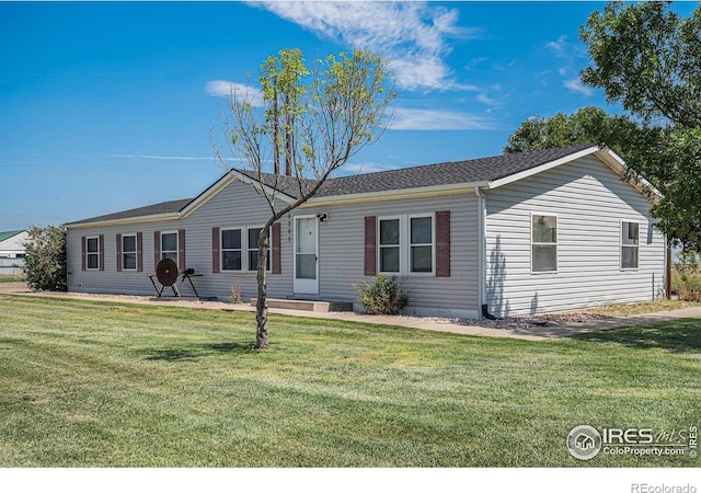 ranch-style house featuring a front yard