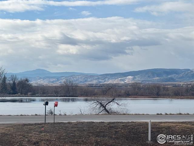 water view featuring a mountain view