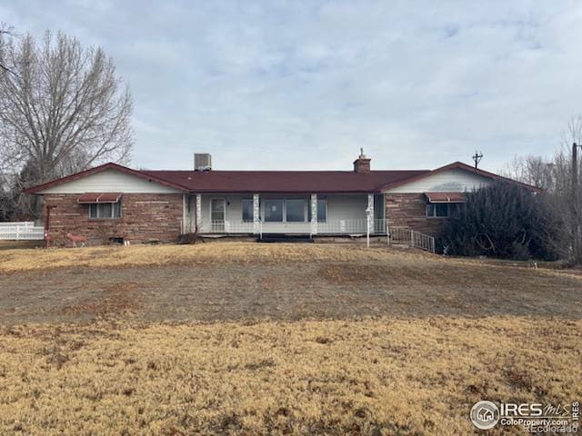 ranch-style home with a front yard