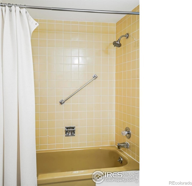 bathroom featuring shower / bath combo