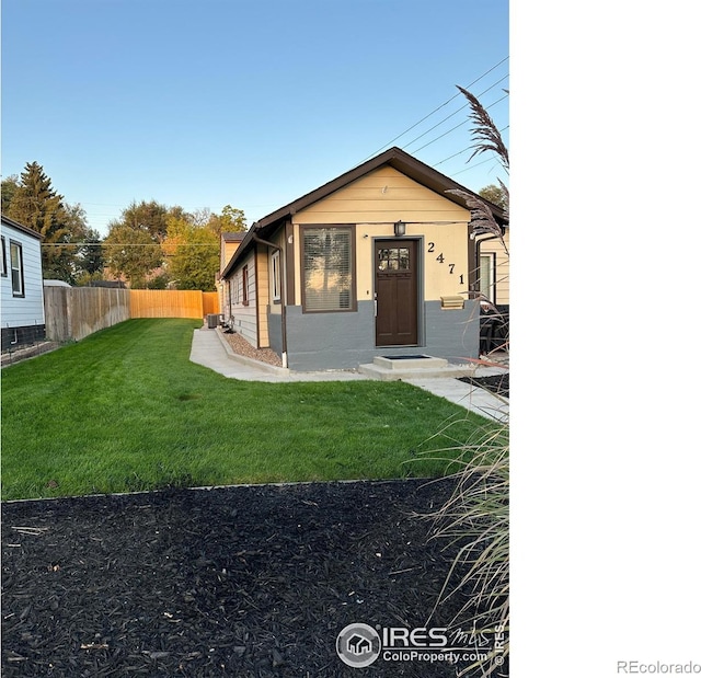 view of front of property with a front yard