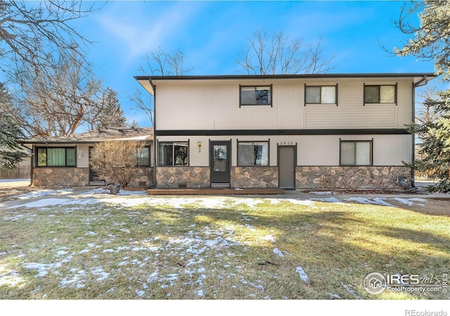 view of front of house featuring a front yard