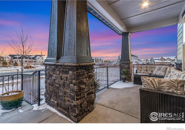 balcony featuring an outdoor hangout area