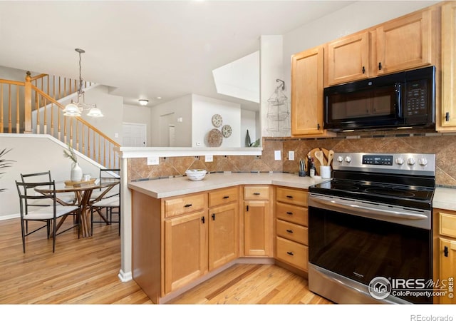 kitchen with decorative light fixtures, kitchen peninsula, stainless steel electric stove, and light wood-type flooring