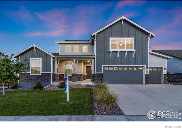 view of front of home featuring a yard and a garage