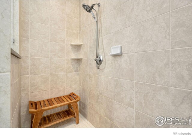 bathroom featuring tiled shower