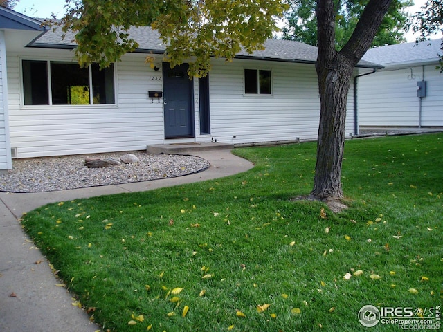 ranch-style house with a front yard