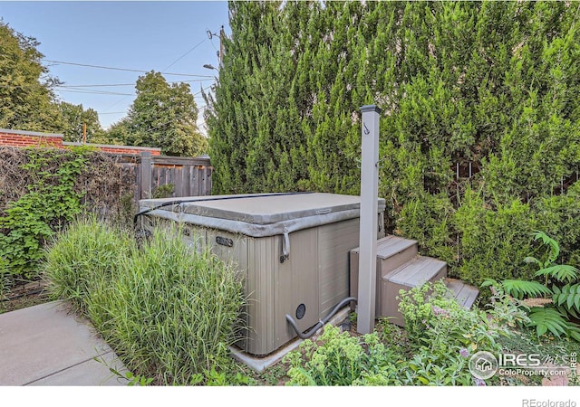 view of yard with a hot tub