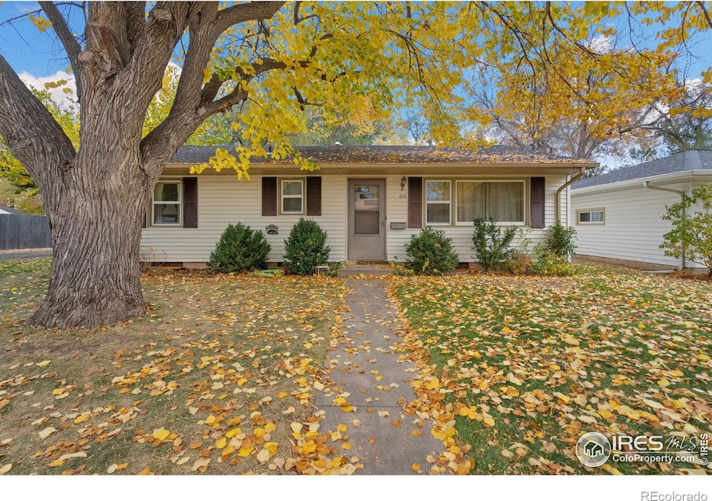 single story home with a front yard