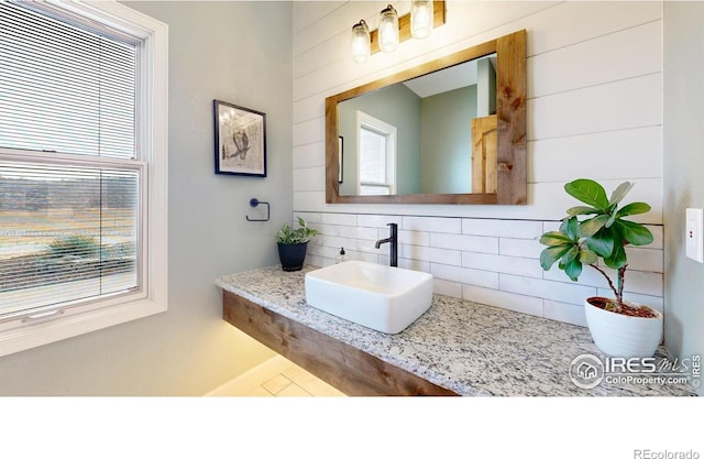 bathroom with sink and backsplash