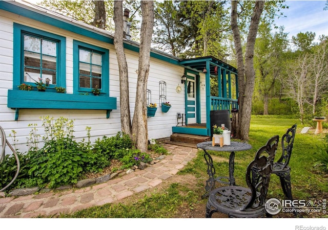 entrance to property featuring a yard