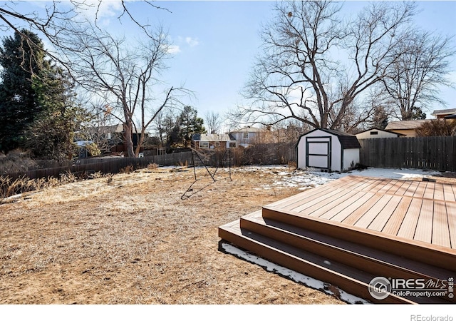 view of yard featuring a shed