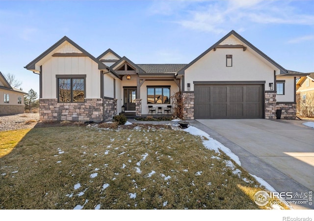 view of front facade featuring a garage and a front yard