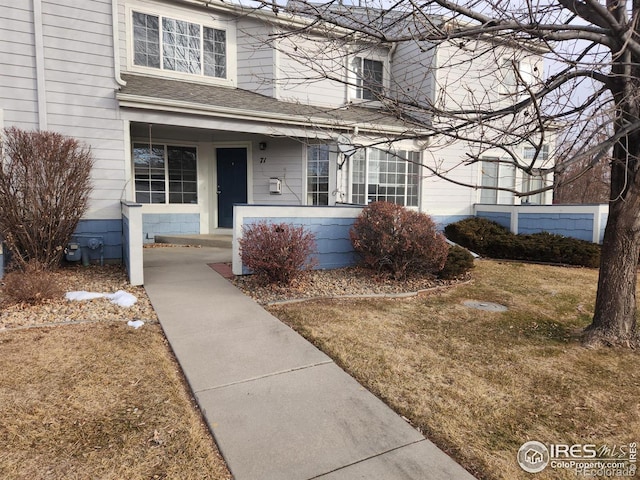 view of front of property featuring a front lawn