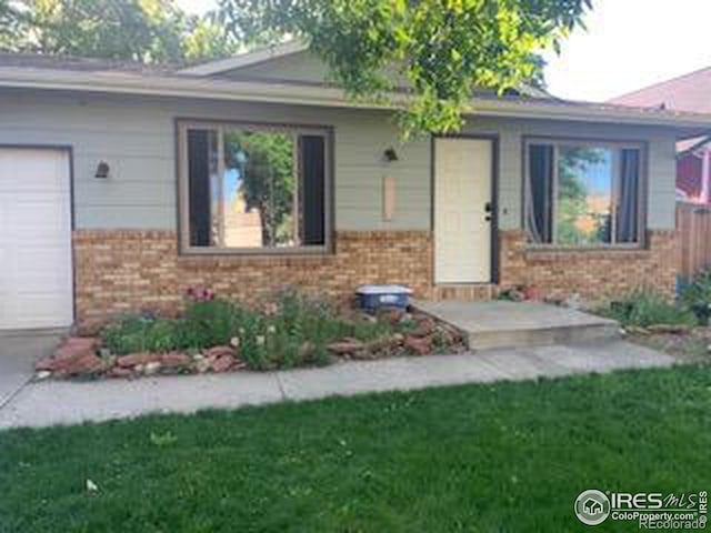 view of front facade with a front yard and a garage