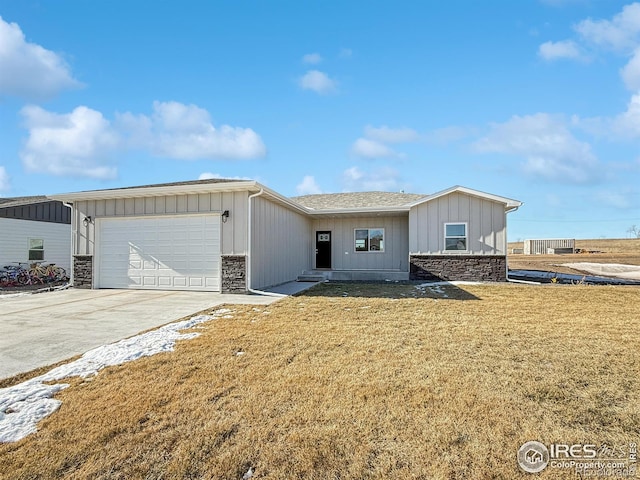 single story home featuring a front lawn and a garage