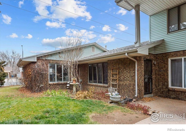 view of front of property with a front lawn