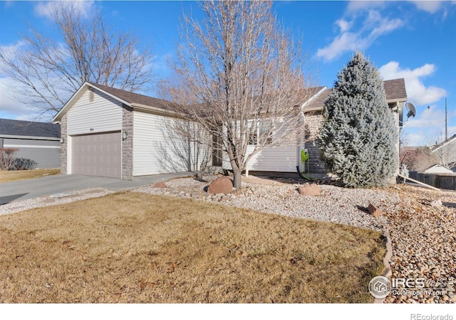 view of front of house featuring a front lawn and a garage