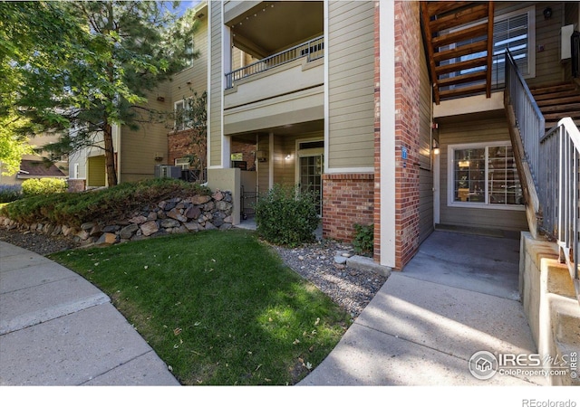 property entrance featuring a balcony