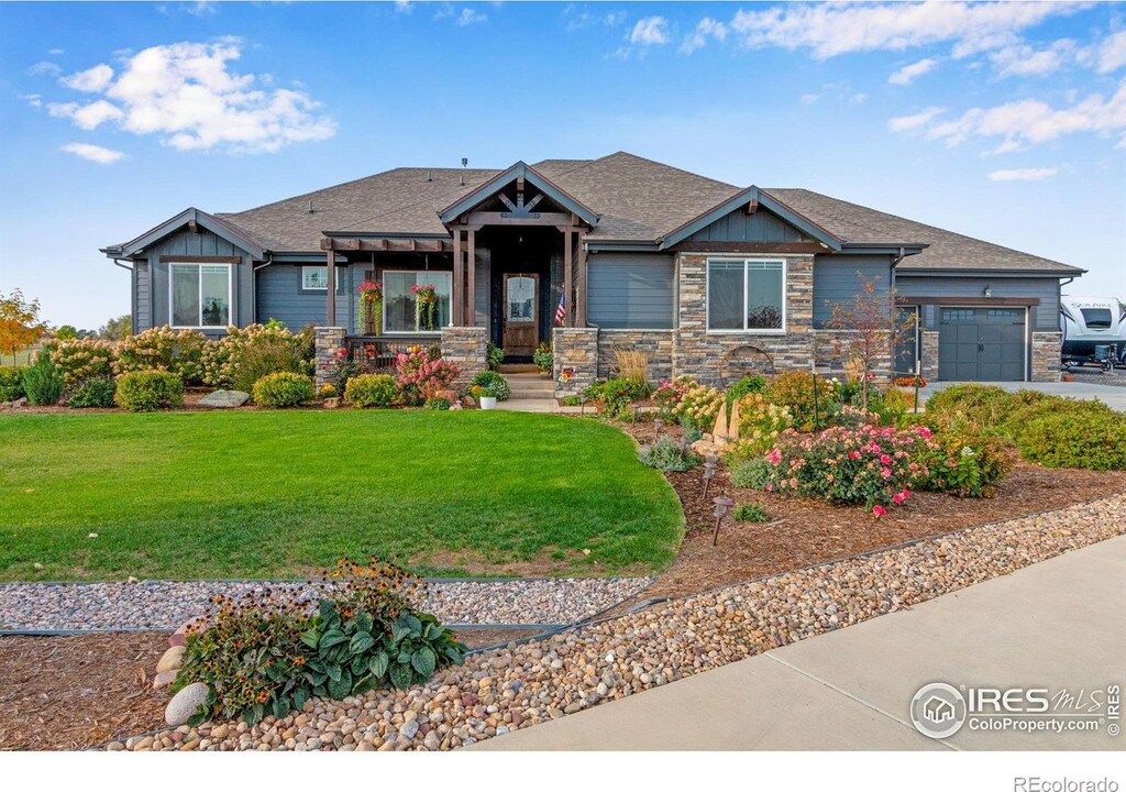 craftsman house with a garage and a front lawn