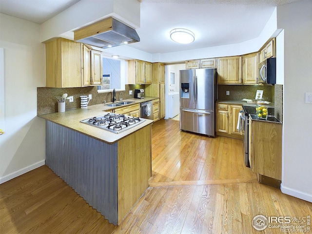 kitchen with range hood, tasteful backsplash, sink, stainless steel appliances, and light hardwood / wood-style flooring